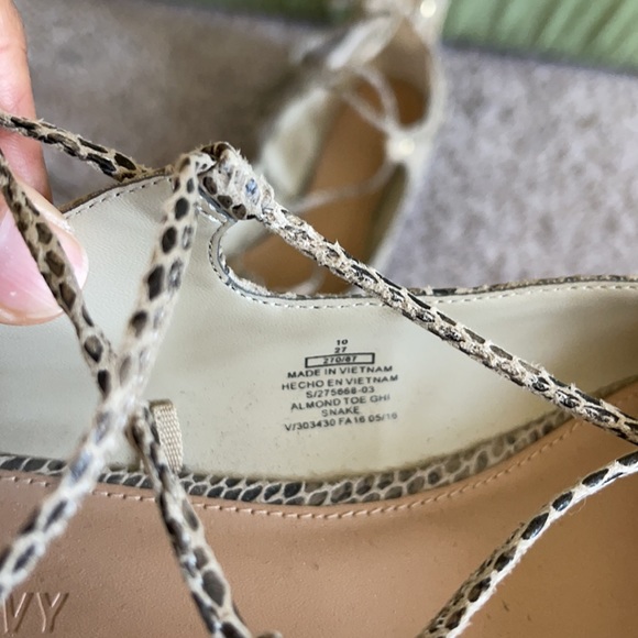 Old Navy Pointed toe tie up flats - Picture 4 of 4